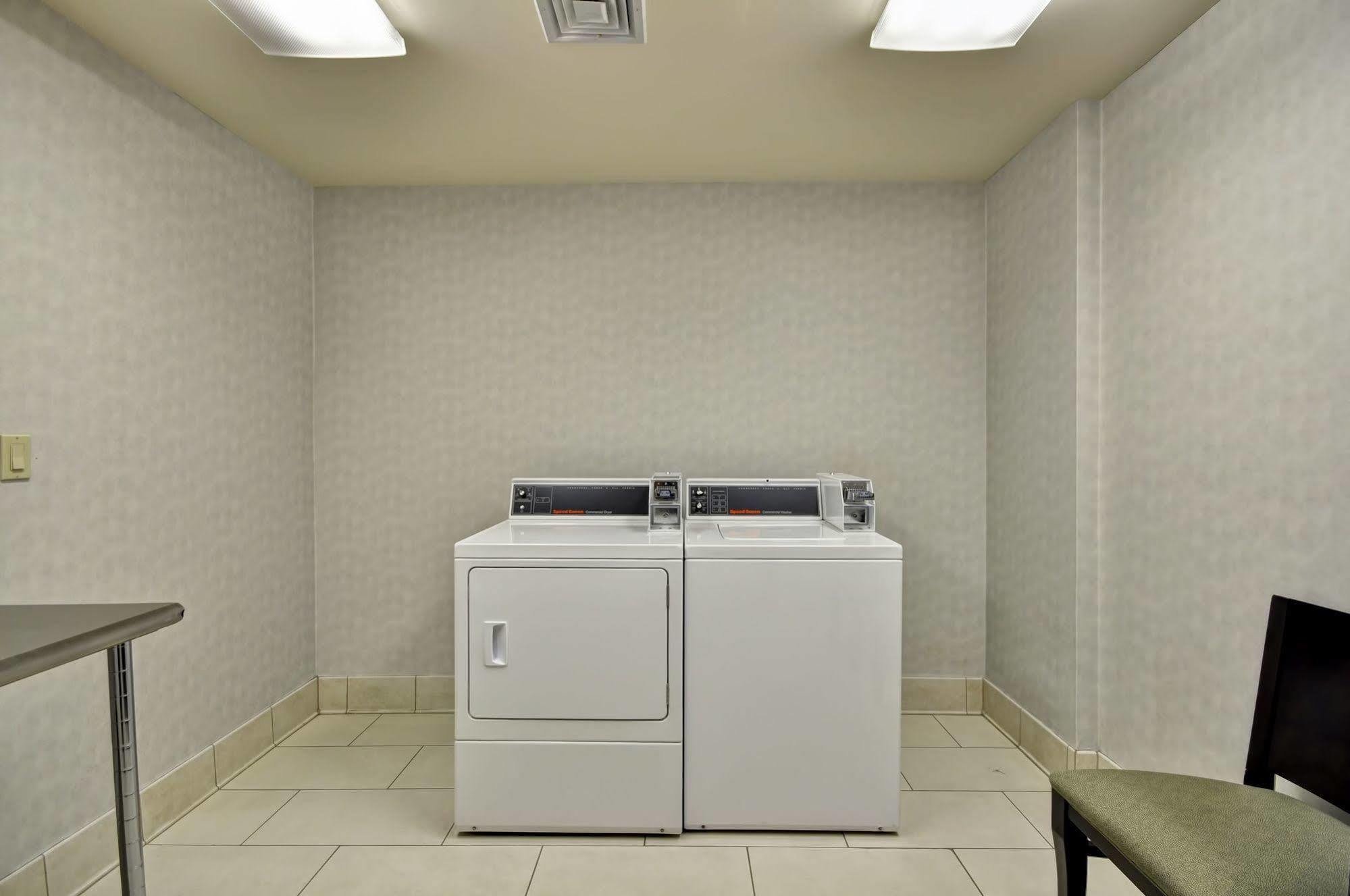 Holiday Inn Express Romulus / Detroit Airport By Ihg Екстериор снимка